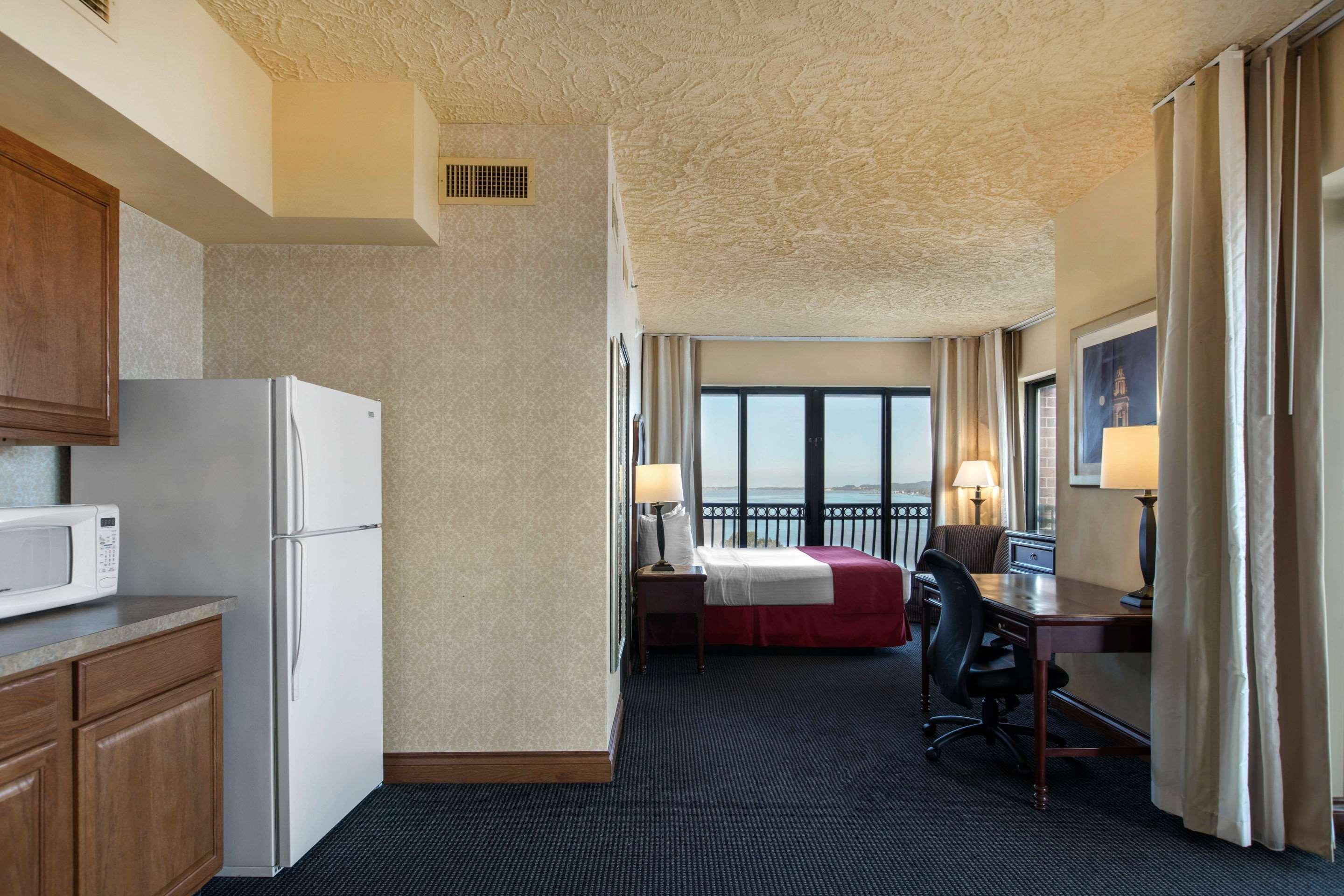 Shoreline Inn & Conference Center, Ascend Hotel Collection マスキーゴン エクステリア 写真