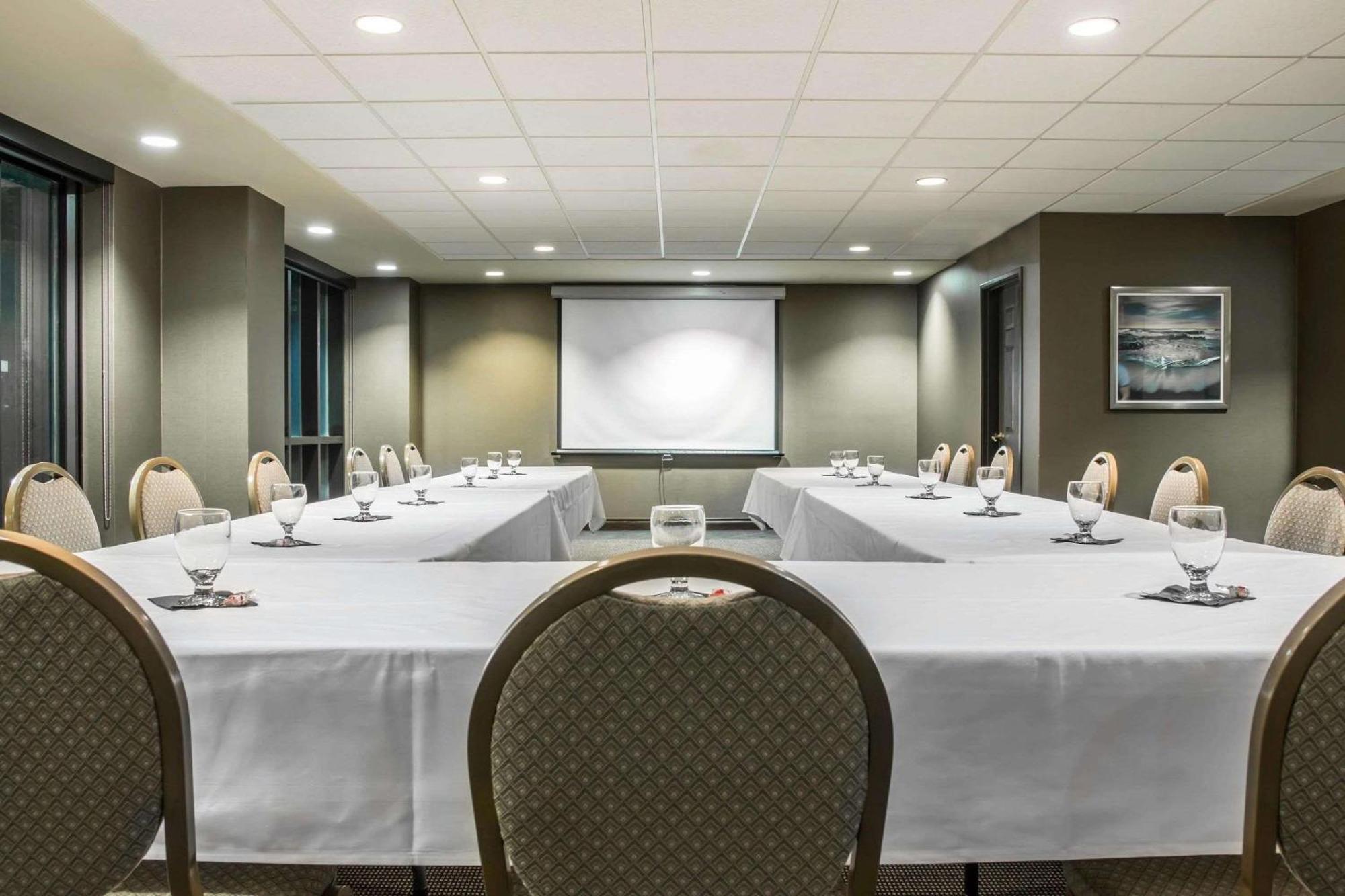 Shoreline Inn & Conference Center, Ascend Hotel Collection マスキーゴン エクステリア 写真