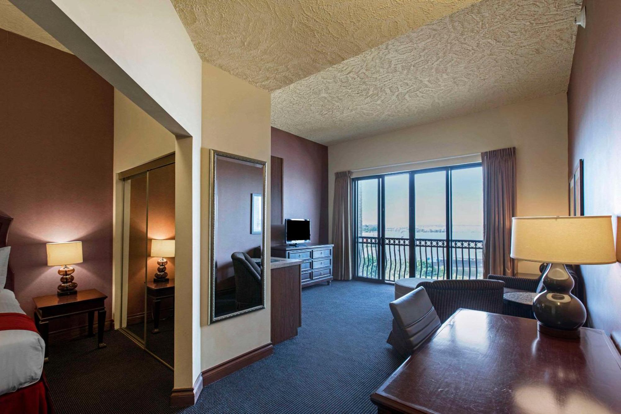 Shoreline Inn & Conference Center, Ascend Hotel Collection マスキーゴン エクステリア 写真