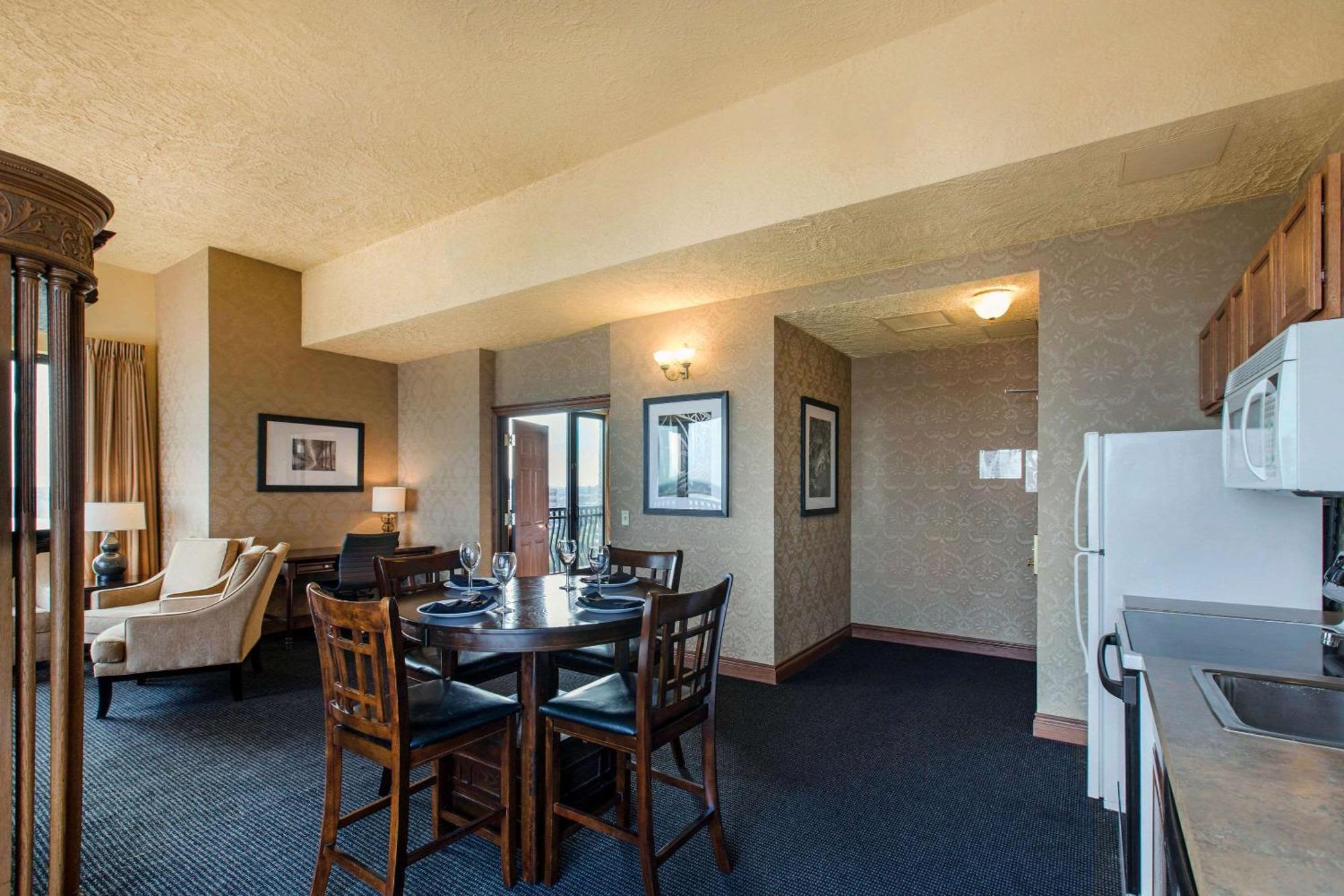 Shoreline Inn & Conference Center, Ascend Hotel Collection マスキーゴン エクステリア 写真