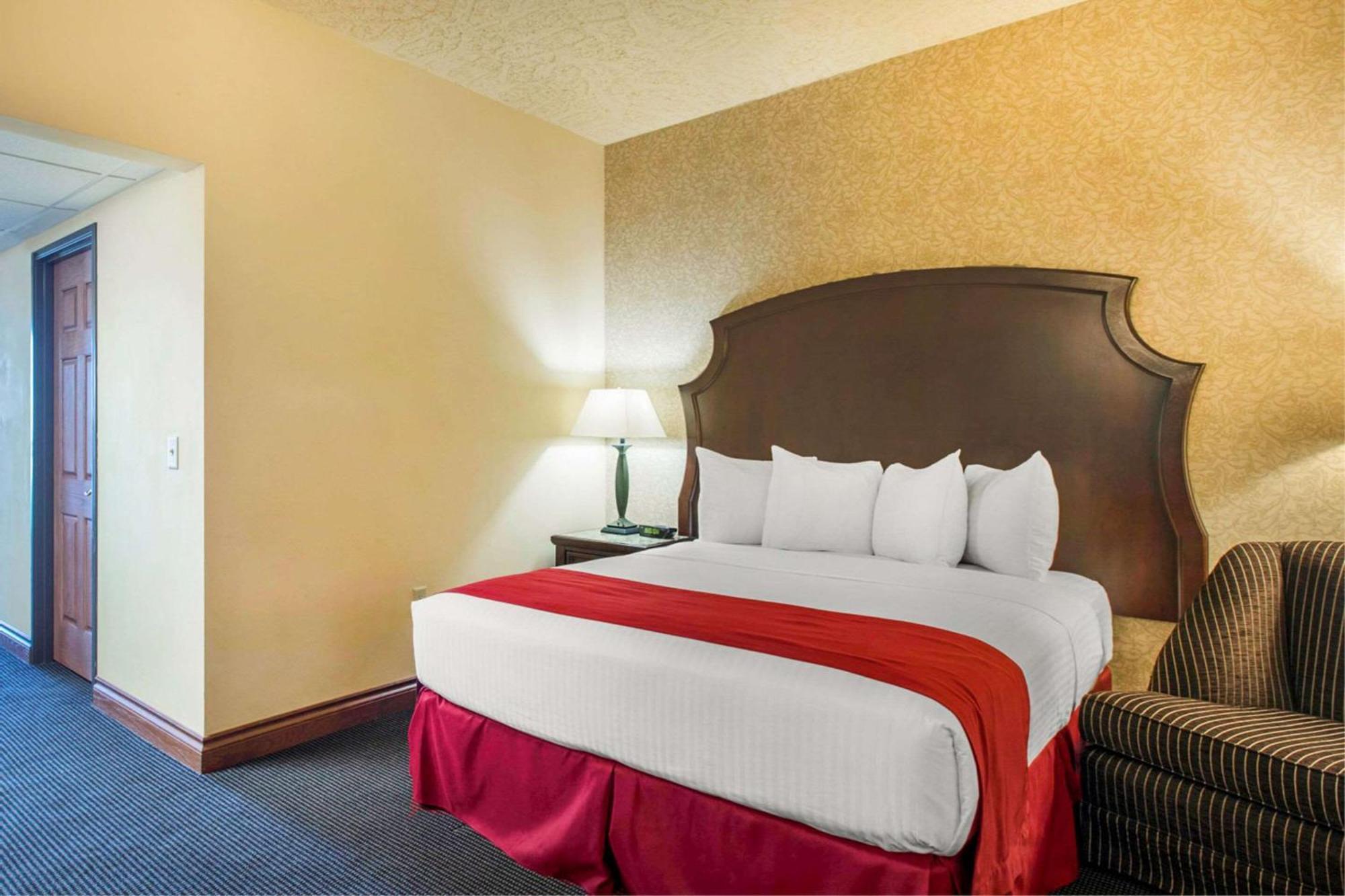 Shoreline Inn & Conference Center, Ascend Hotel Collection マスキーゴン エクステリア 写真
