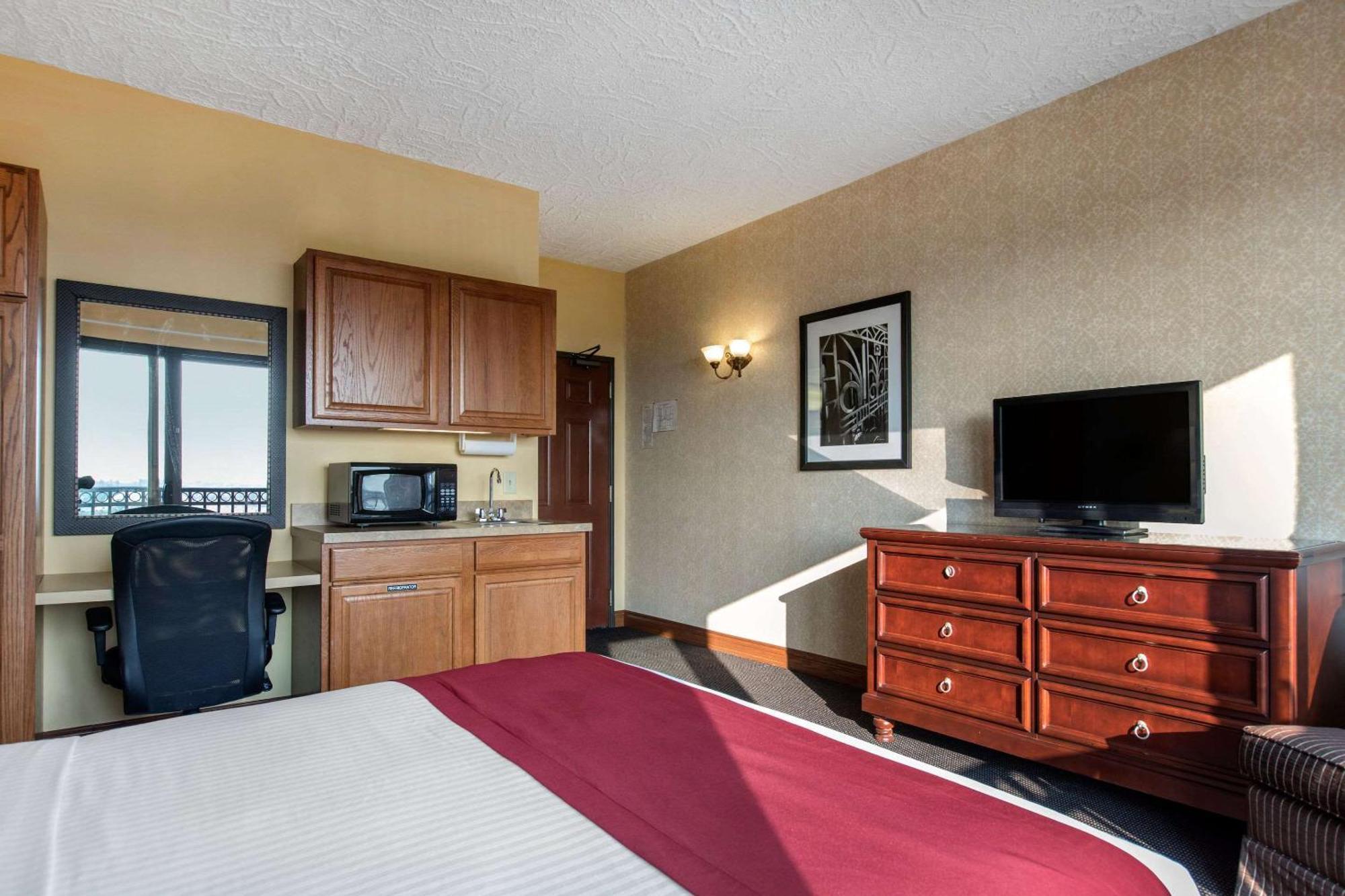 Shoreline Inn & Conference Center, Ascend Hotel Collection マスキーゴン エクステリア 写真
