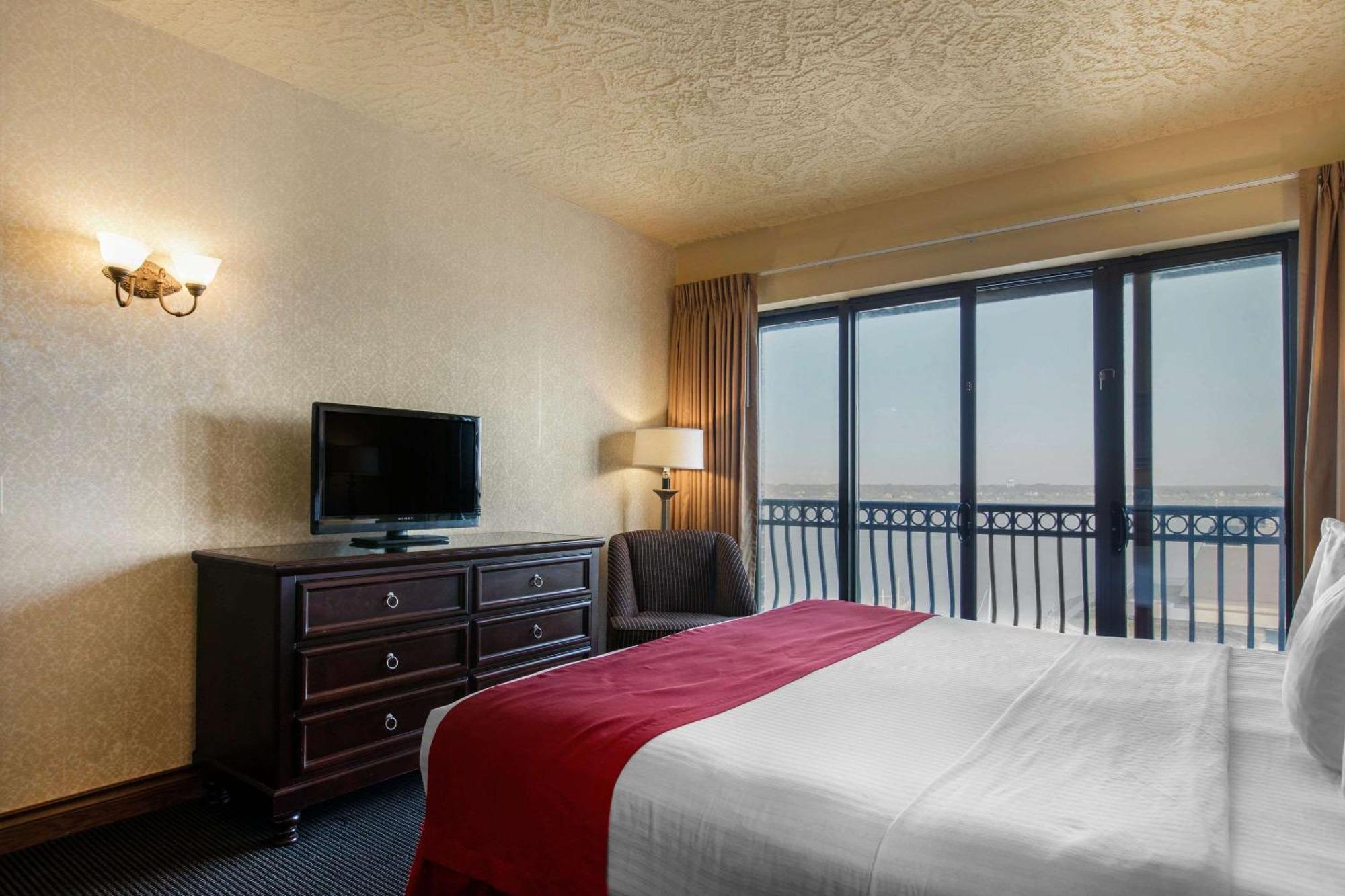 Shoreline Inn & Conference Center, Ascend Hotel Collection マスキーゴン エクステリア 写真
